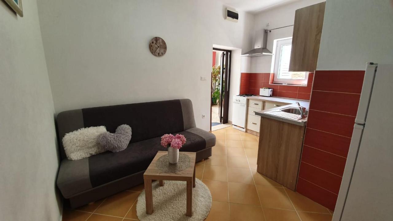 Apartment Franic Sucuraj Bagian luar foto